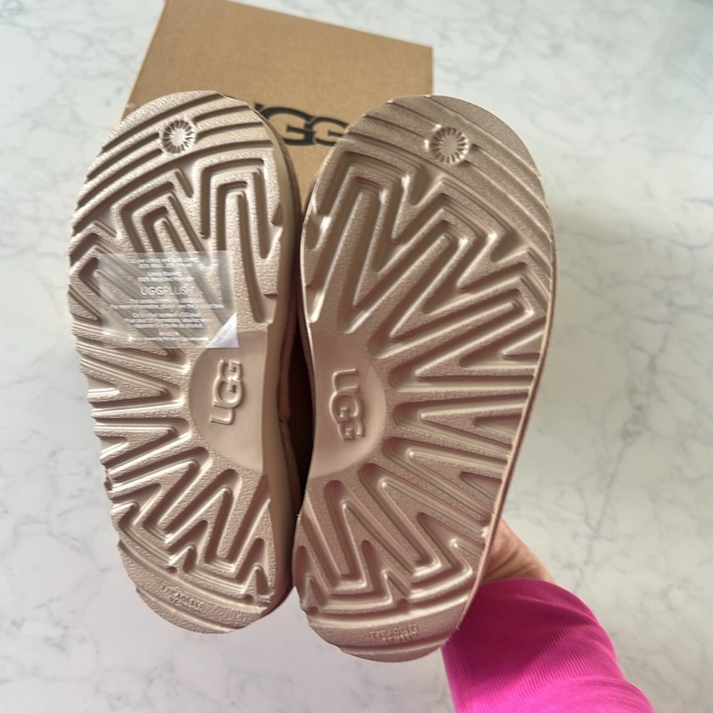 NWT Kids UGG pink and yellow Tasman. - Picture 6 of 9